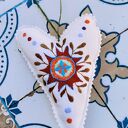 Zawieszka ozdobna z haftem