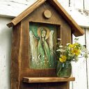 Drewniana kapliczka - Anioł pilnujący domostwa