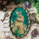 Szmaragdowy medalion z zającem