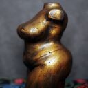 Duża figurka kobiety w metalicznym złocie i ognistych barwach - rzeźba 14 cm