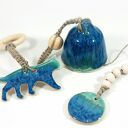 Dekoracja wisząca do sypialni - ceramiczny łapacz snów z kotkiem (boho)