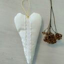 Prowansalska zawieszka z haftem - kura na serduszku