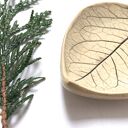 Naturalny ceramiczny talerzyk w kształcie listka