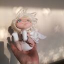 Aniołek Szkrab - dekoracja na komodę z tkanin syntetycznych i ekologicznego futerka (18 cm)