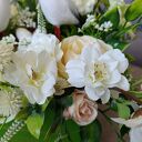 Wiosenny flowerbox z bocianami - kompozycja kwiatowa w pudełku