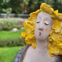 ceramiczna postać kobiety z filiżanką