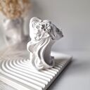 Figurka kobiety Proud White - biała ozdoba do salonu