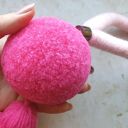 Różowa zawieszka na klamkę z pomponów i frędzlem (handmade)