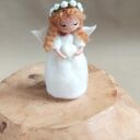 Aniołek z serduszkiem - filcowana figurka