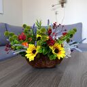 Dekoracja jesienna z dyniami. Kompozycja jesienna w wiklinowym koszyku