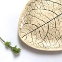 Ceramiczny listek - dekoracyjna podstawka na biżuterię