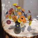 Bukiet ceramicznych kwiatów w wazonie