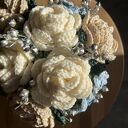 Elegancki flowerbox szydełkowy z wiecznymi różami - prezent dla niej