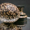 Ręcznie dekorowane drewniane jajko z podstawką - abstrakcyjny wzór, natura, pirografia, upominek