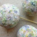 Trzy duże kwiaty z pomponów boho - dekoracja handmade