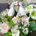 Flowerbox dekoracyjny z bocianami w zielonym boxie - wiosenna kompozycja kwiatowa do domu