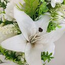 Biały wianek wiklinowy na drzwi z liliami - dekoracja kwiatowa handmade