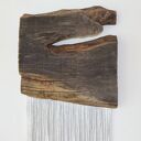 Makrama dekoracja ścienna ze starego drewna w stylu japandi i wabi-sabi