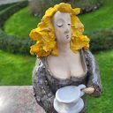 ceramiczna postać kobiety z filiżanką
