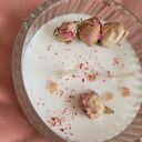 Świeca sojowa z różyczkami płatkami granatu