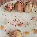 Świeca sojowa z różyczkami płatkami granatu