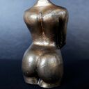 Rzeźba z gipsu - figurka kobiety w oliwkowym metalicznym kolorze, wys. 8,5 cm