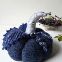 Dynia dekoracyjna Glamour szydełkowana - granatowa i srebrna na Halloween