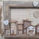 Rustykalna rama okienna z miasteczkiem pełnym miłości