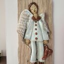 Ceramiczny Anioł z sercem na starej desce - Kolekcja "Strażnicy