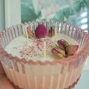 Piękna świeca sojowa o zapachu różanym w szklanej bombonierze z chwostem. Idealna na Dzień Matki