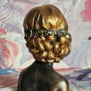 Kobieta z kwiatami na oczach - rzeźba z gipsu 14 cm (handmade)