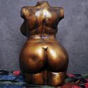 Duża figurka kobiety w metalicznym złocie i ognistych barwach - rzeźba 14 cm
