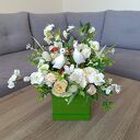 Wiosenny flowerbox z bocianami - kompozycja kwiatowa w pudełku