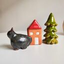 Figurki ceramiczne świąteczne: choinka, domek i kotek - zestaw