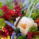 Dekoracja jesienna z dyniami. Kompozycja jesienna w wiklinowym koszyku