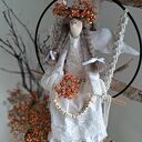 Anielica na obręczy na makramowej huśtawce - anioł stróż dekoracja handmade