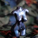 Kobieta niebieska i fioletowa - metaliczna rzeźba z gipsu 10 cm