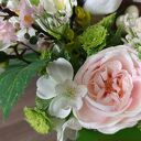 Flowerbox dekoracyjny z bocianami w zielonym boxie - wiosenna kompozycja kwiatowa do domu