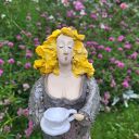 ceramiczna postać kobiety z filiżanką