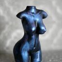 Kobieta niebieska i fioletowa metaliczna, rzeźba z gipsu, wys. 10 cm