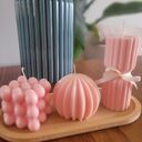 Zestaw różowych upominkowy świec sojowych handmade na tacy z drewna