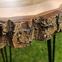 Ręcznie wykonany stolik kawowy z litego drewna orzecha - naturalna krawędź