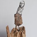 Abstrakcyjna rzeźba ze starego drewna i gipsu - postać /8/ w stylu wabi-sabi