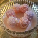 Urocza świeca sojowa z różyczkami w szklanej bombonierze z chwostem