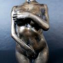 Rzeźba z gipsu - figurka kobiety w oliwkowym metalicznym kolorze, wys. 8,5 cm