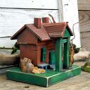 Chata Mazurska - drewniany domek dekoracyjny, ręcznie malowany