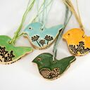 Ceramiczne ptaszki leśne z szyszką