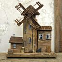 Stary Młyn Wiatrowy - dekoracja z drewna