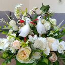 Wiosenny flowerbox z bocianami - kompozycja kwiatowa w pudełku