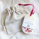 Naturalna Zawieszka Zapachowa z Wosku Sojowego - Peonia & Zamsz (z płatkami